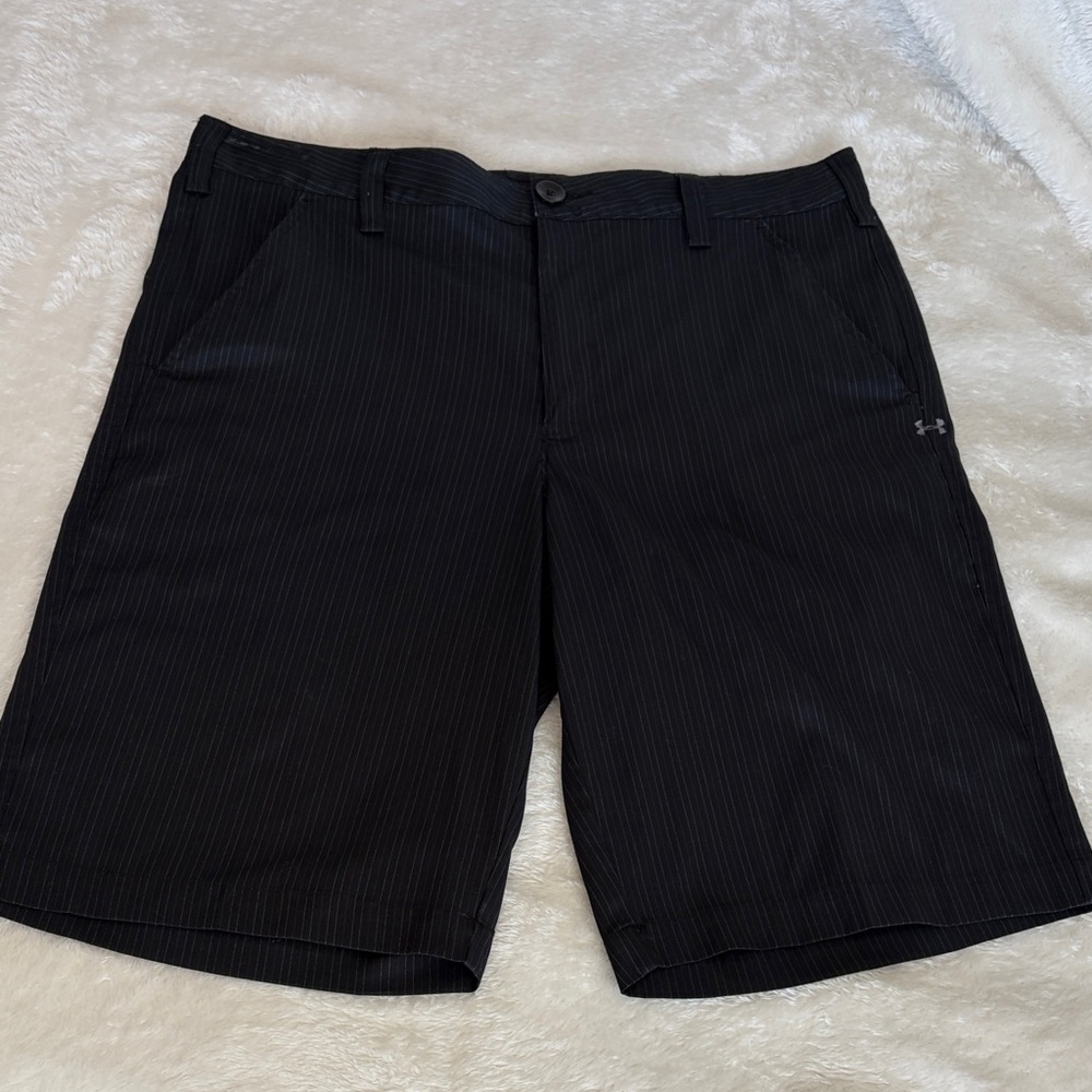 Under Armour Men's Black And Gray Pinstripe Athletic Shorts | Size 34